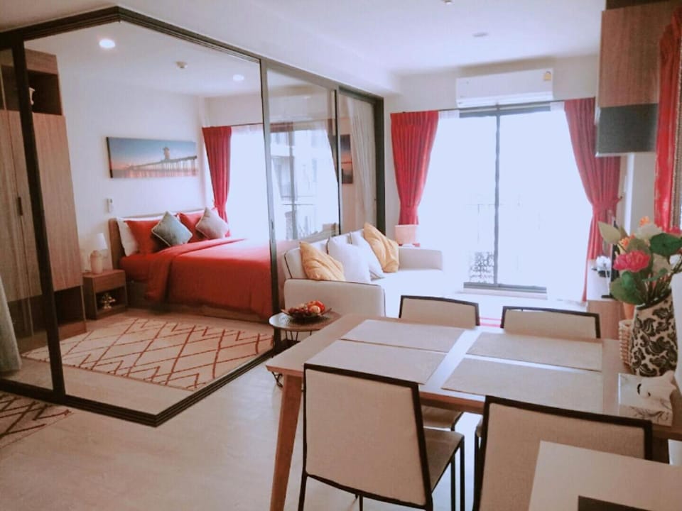 Bed, Living room, Photo of the whole room, Seating area, Dining area, Bedroom