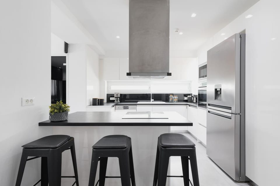 Kitchen or kitchenette, dishwasher, minibar, oven, stove