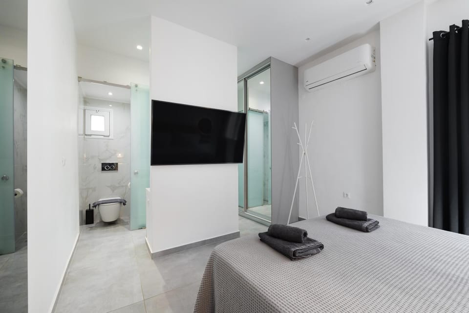 Bed, Bathroom, TV and multimedia, Evening entertainment, Bedroom, towels, air conditioner