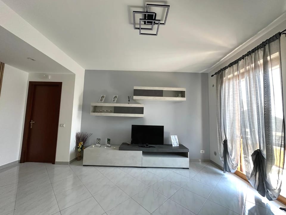 Communal lounge/ TV room, Bed, TV and multimedia, Living room, Seating area, Evening entertainment, Bedroom