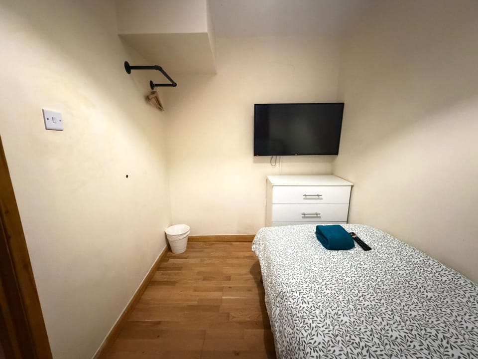 Single Room G1 (Sandycroft Guest House) Apartment in London