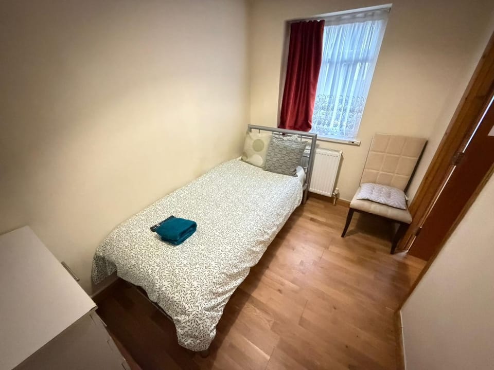 Single Room G1 (Sandycroft Guest House) Apartment in London