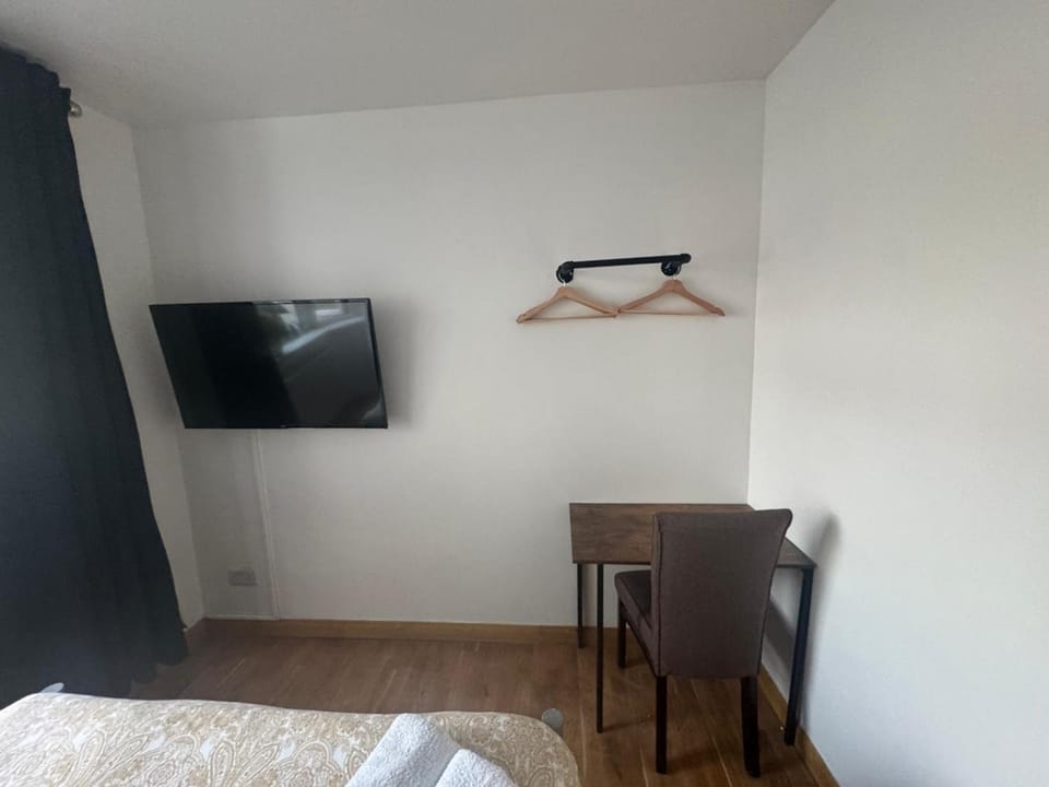 G2 Economy Double Room - Sandycroft Guest House Apartment in London