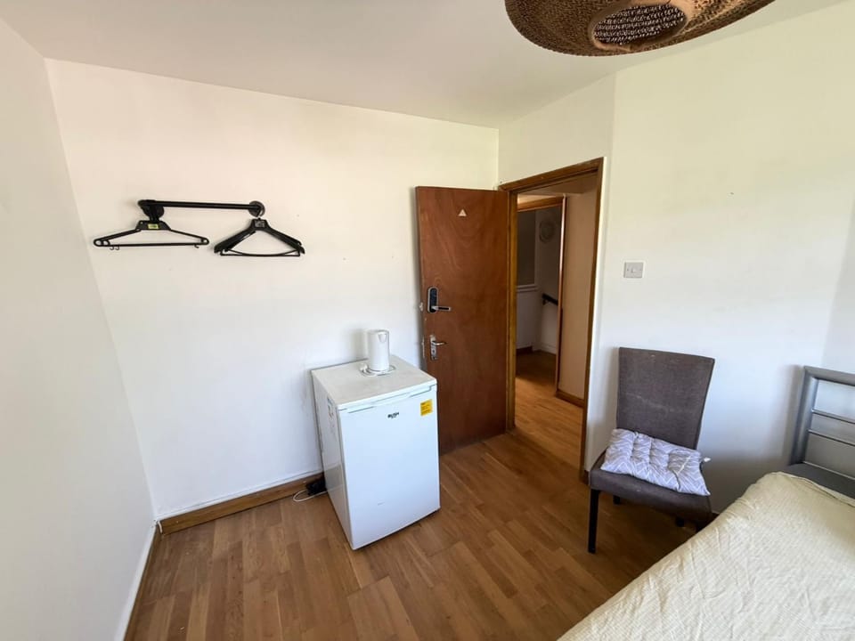 F4 Modern Double Room (Sandycroft Guest House) Apartment in London