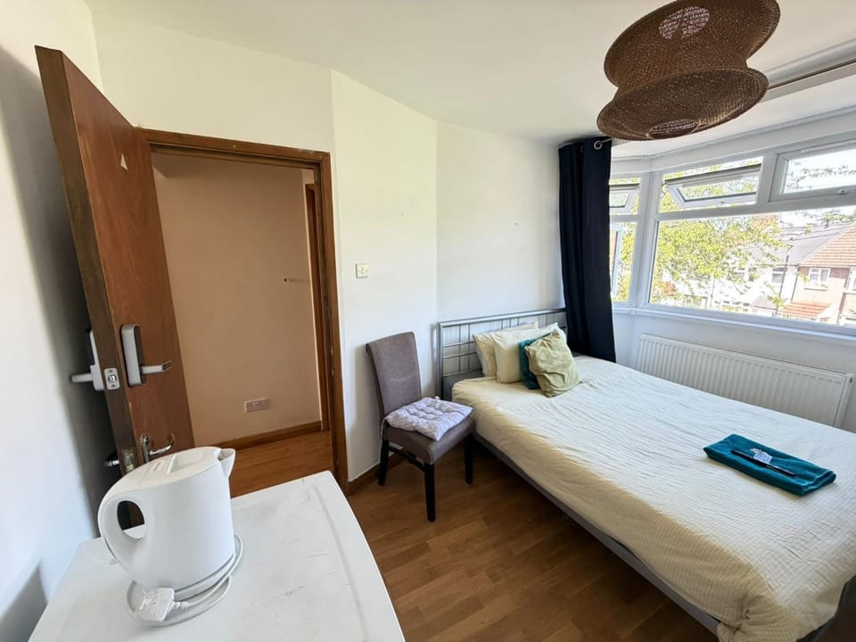 F4 Modern Double Room (Sandycroft Guest House) Apartment in London