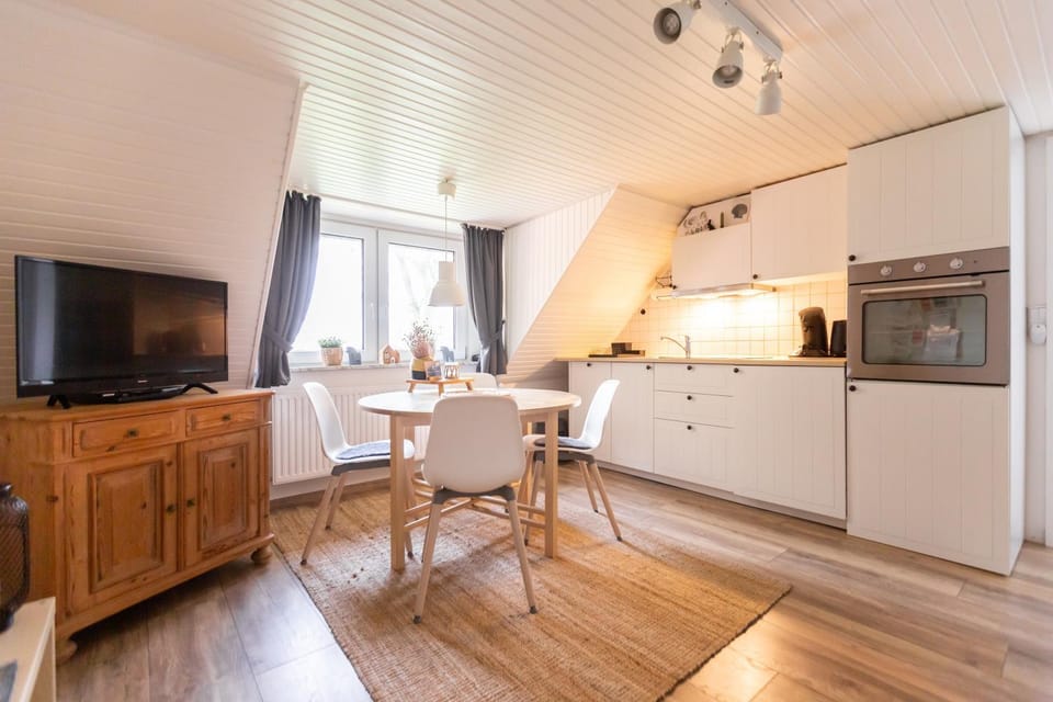 TV and multimedia, Coffee/tea facilities, Kitchen or kitchenette, Living room, Seating area, Dining area, dishwasher, oven, stove