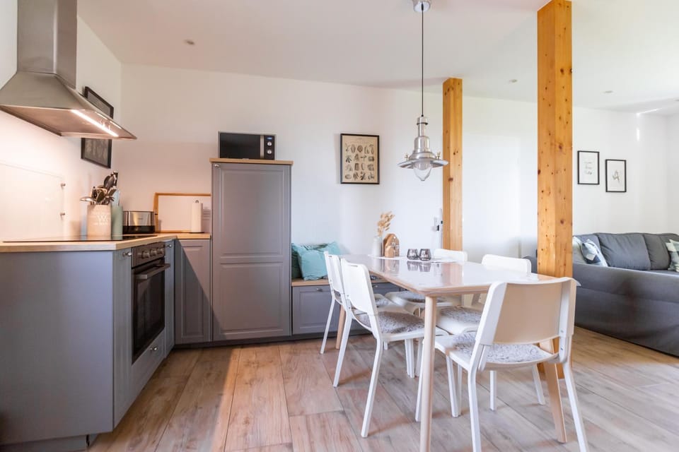 Kitchen or kitchenette, Seating area, Dining area, microwave, oven, stove, toaster