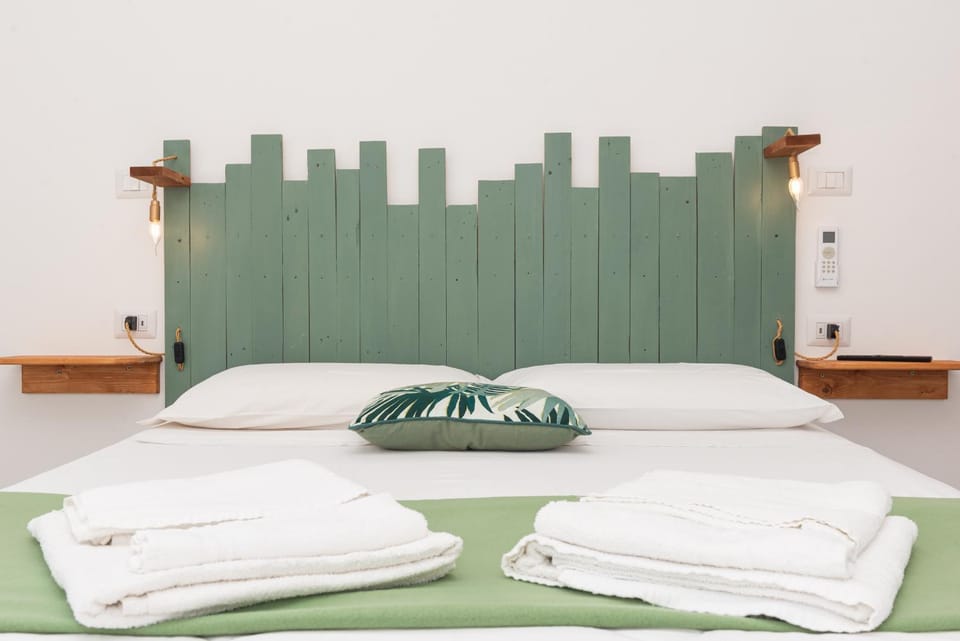 Photo of the whole room, towels
