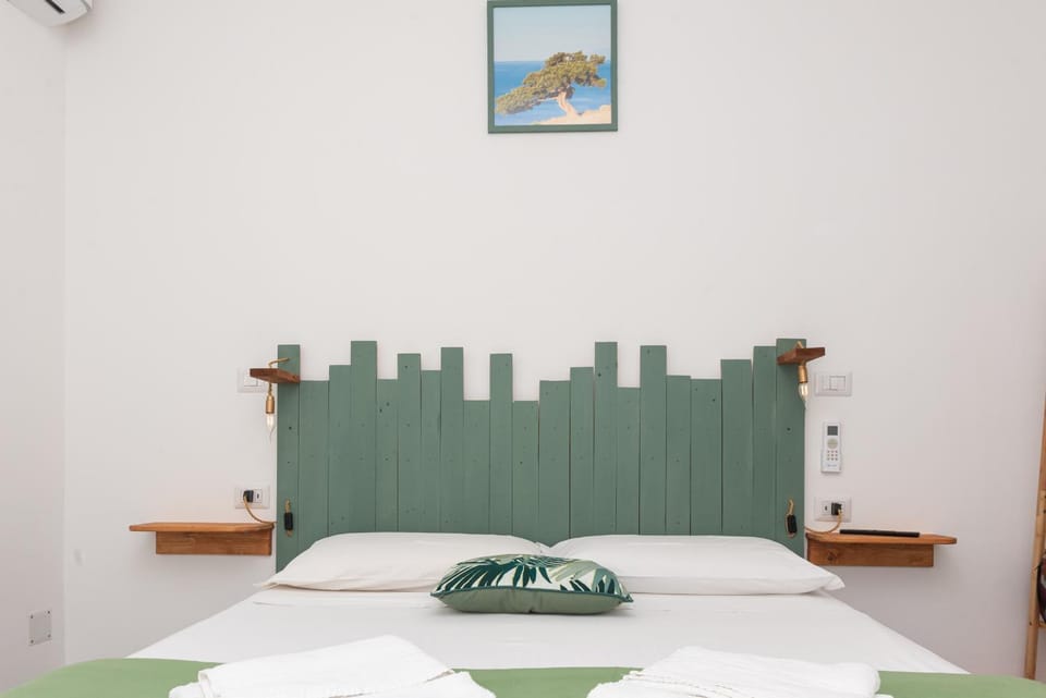 Bed, Photo of the whole room, towels