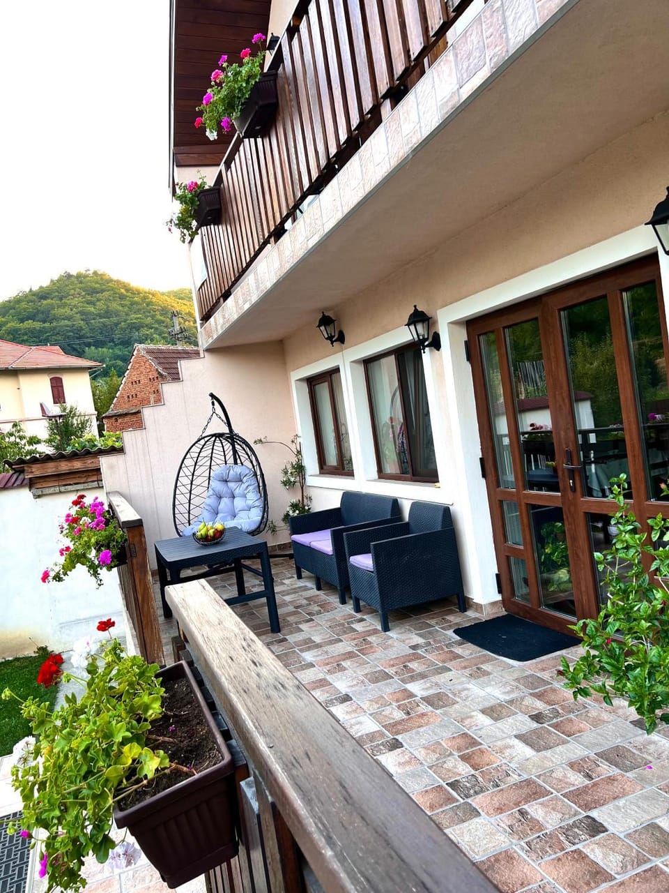 Property building, Day, Natural landscape, Balcony/Terrace, Seating area