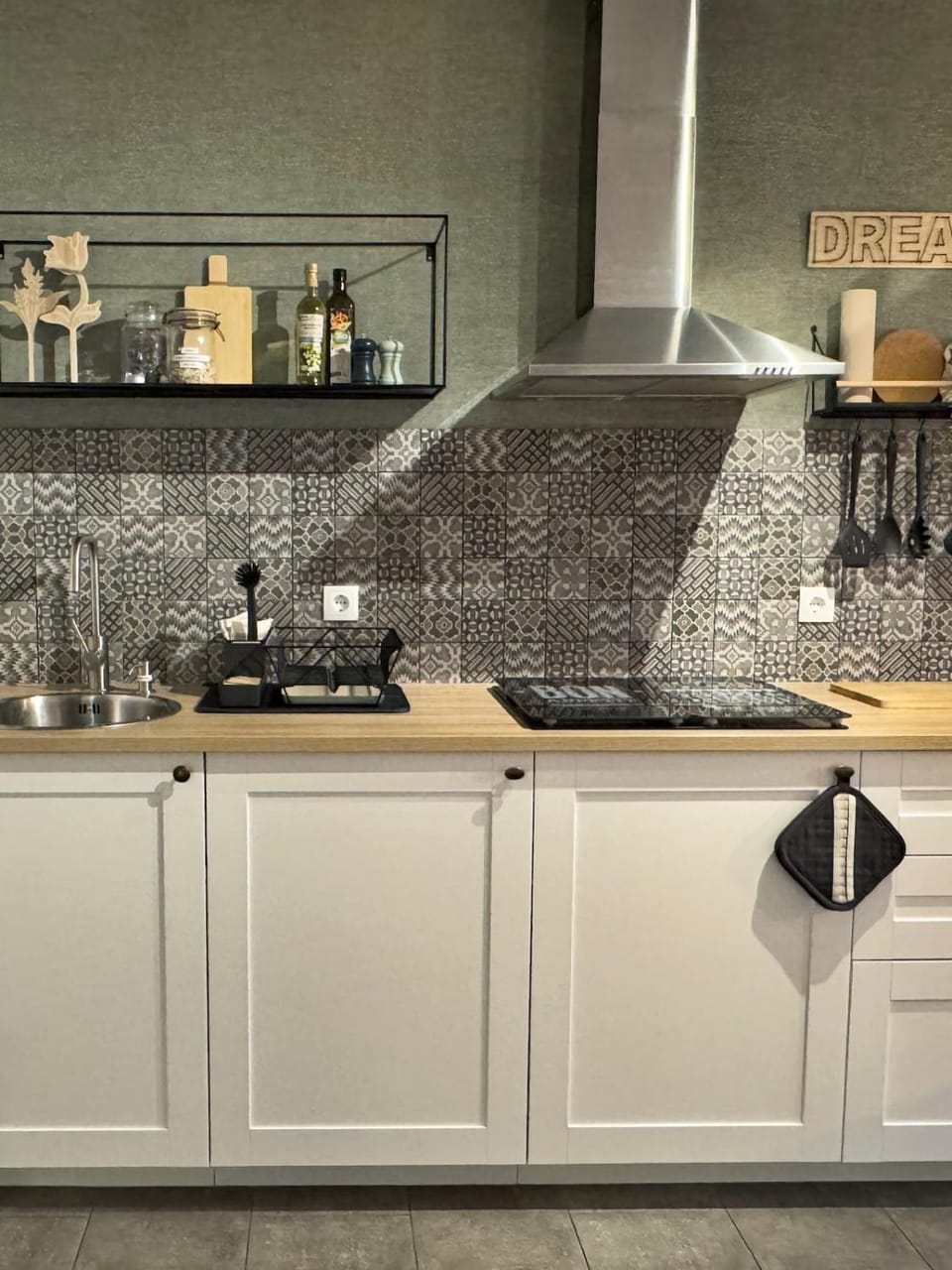 Coffee/tea facilities, Kitchen or kitchenette, stove