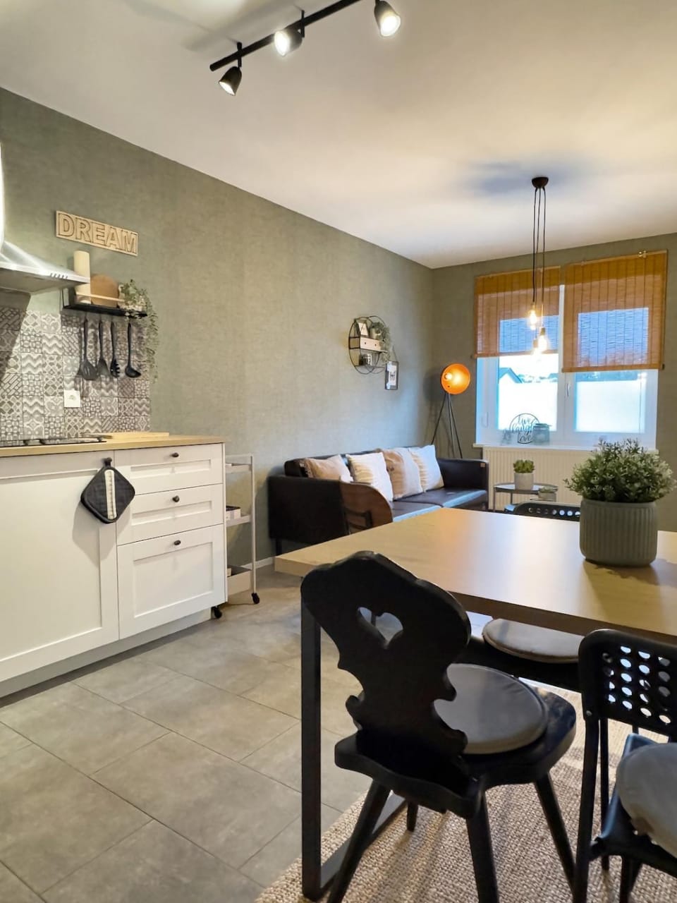 Kitchen or kitchenette, Living room, Seating area, Dining area