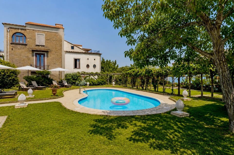 La Dimora 1 Relax in a lovely garden House in Massa Lubrense