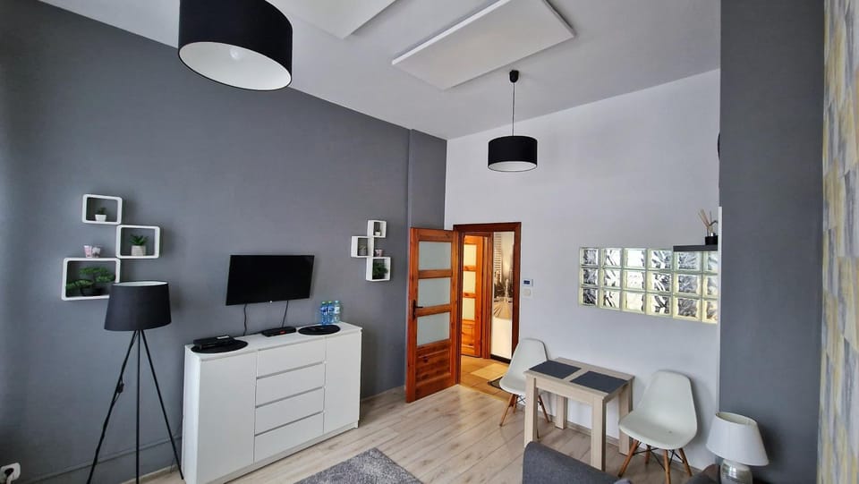 Communal lounge/ TV room, Bed, TV and multimedia, Living room, Seating area, Evening entertainment, Bedroom