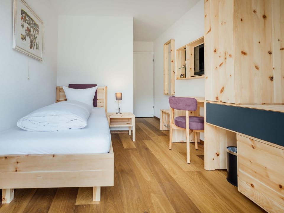 Bed, TV and multimedia, Photo of the whole room, wardrobe