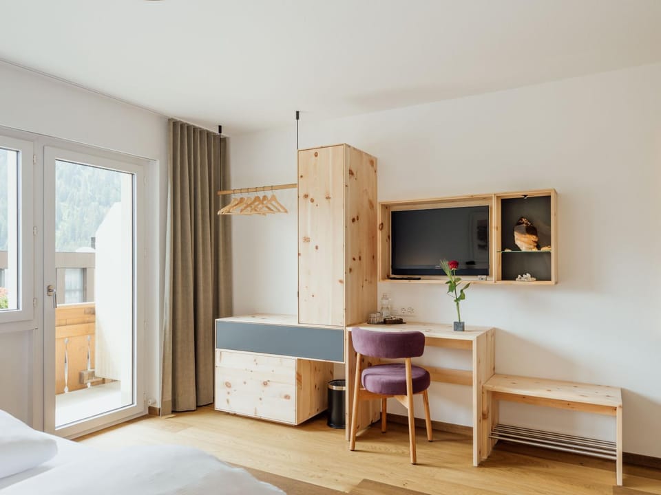 TV and multimedia, Photo of the whole room, Decorative detail, wardrobe