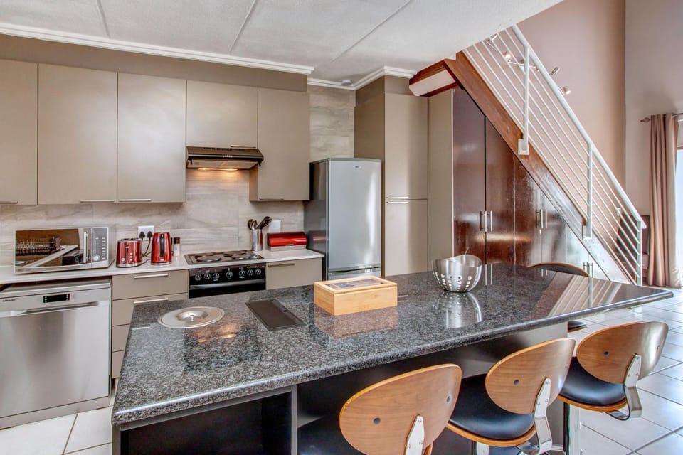 Coffee/tea facilities, Kitchen or kitchenette, Photo of the whole room, Seating area