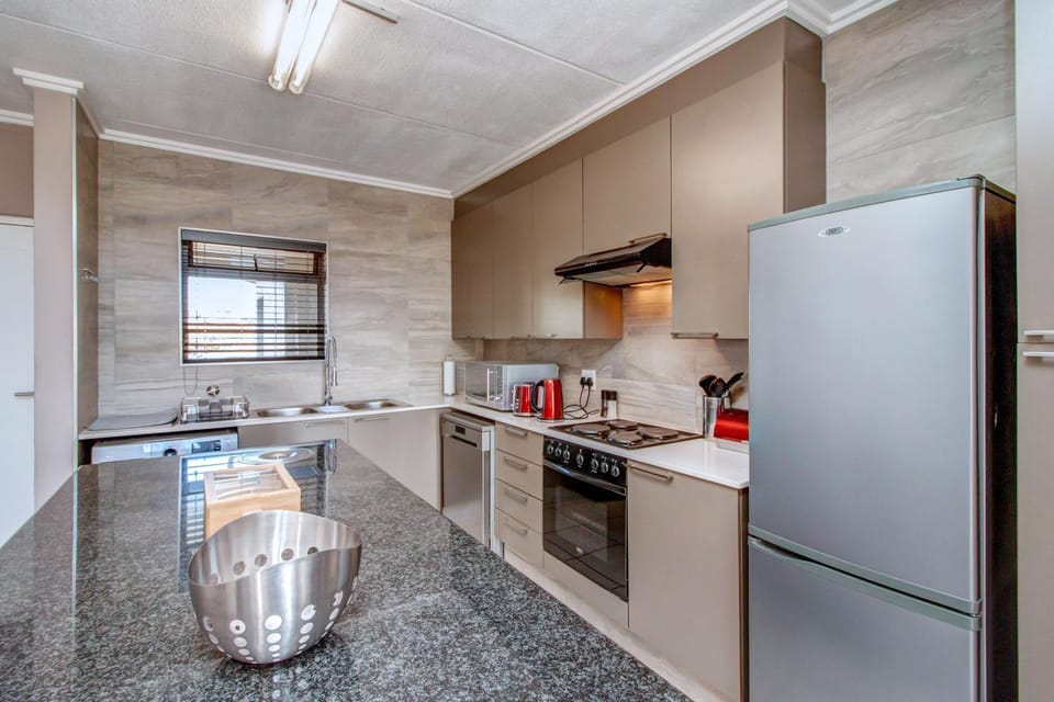 Coffee/tea facilities, Kitchen or kitchenette, Photo of the whole room, Decorative detail, Seating area