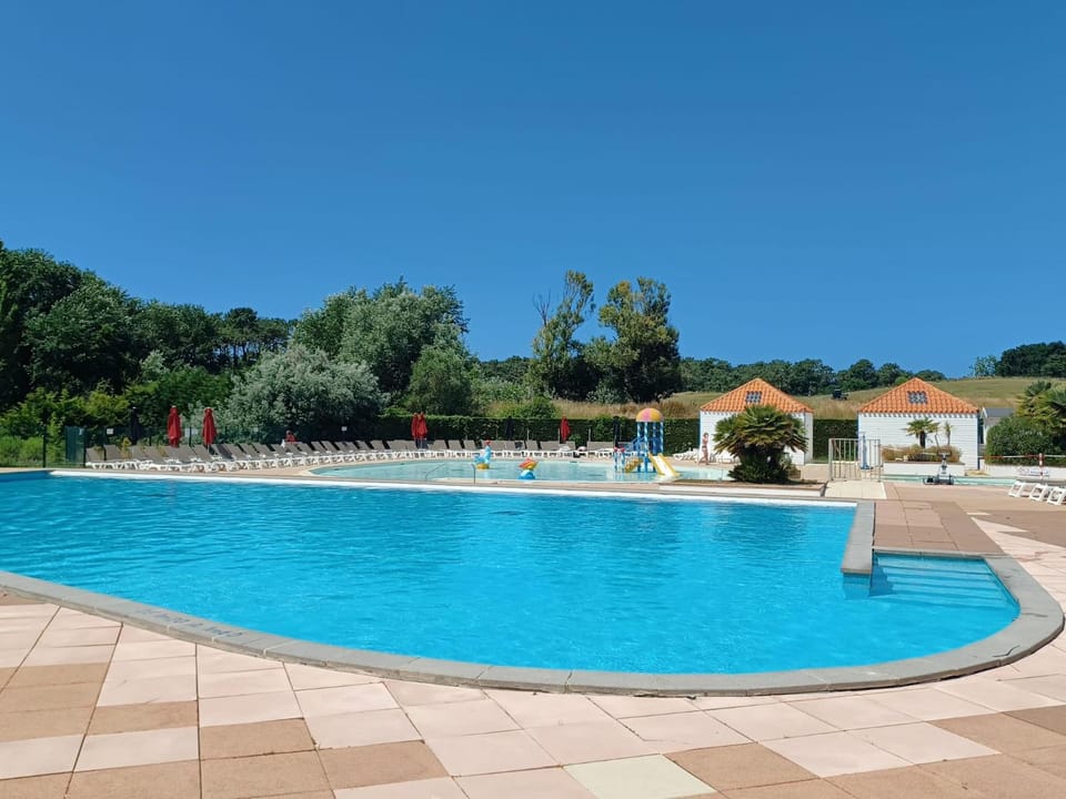 Soleillade Studio cabine 2 adultes, 1 enfant, n'est pas adapté pour les moins de 3 ans et plus de 12 ans Cabin in Talmont-Saint-Hilaire