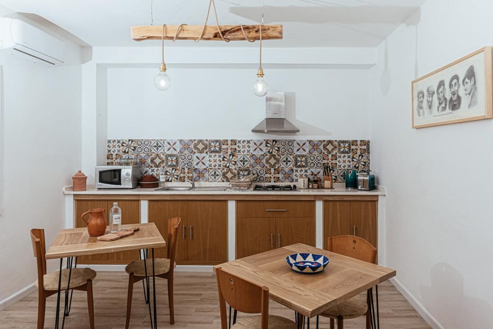 Coffee/tea facilities, Kitchen or kitchenette, Dining area, minibar, pet friendly, stove, kitchen