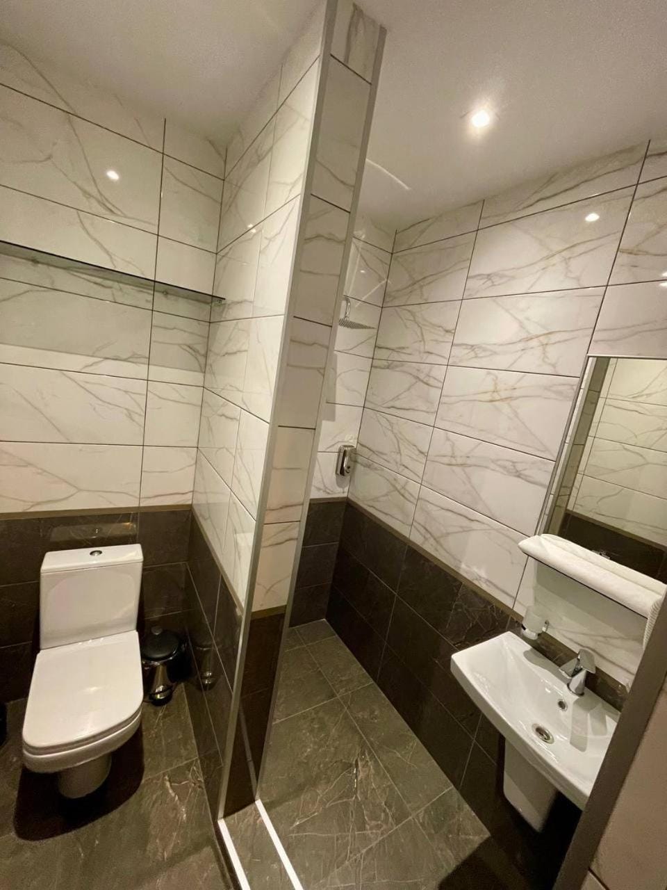 Shower, Toilet