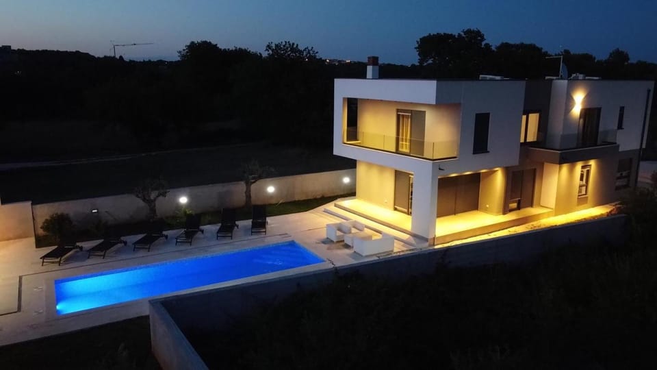 Property building, Balcony/Terrace, Swimming pool, Swimming pool