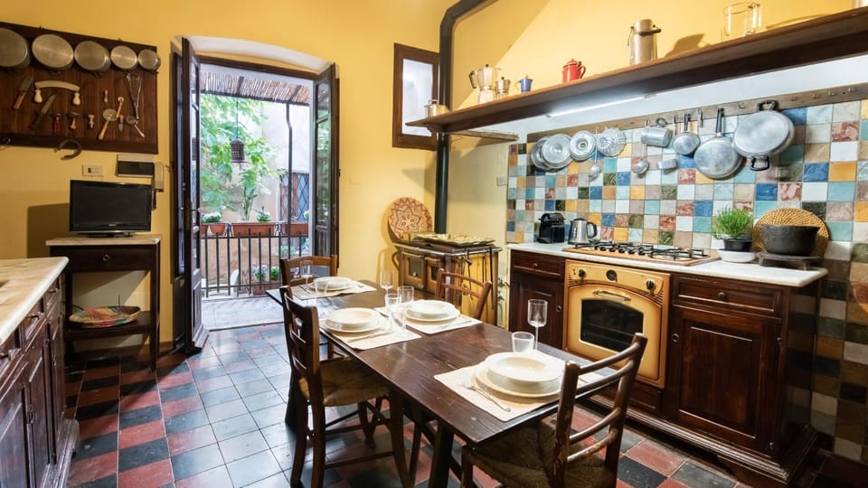 Kitchen or kitchenette, Dining area