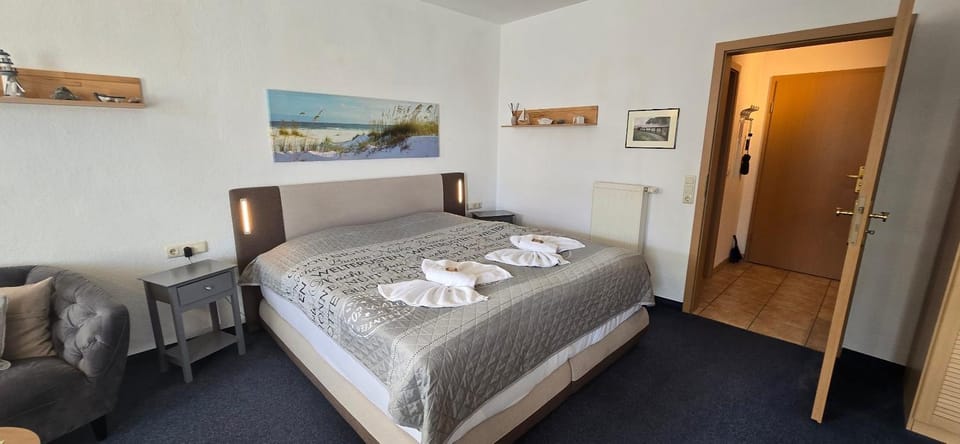 Bed, Photo of the whole room, towels