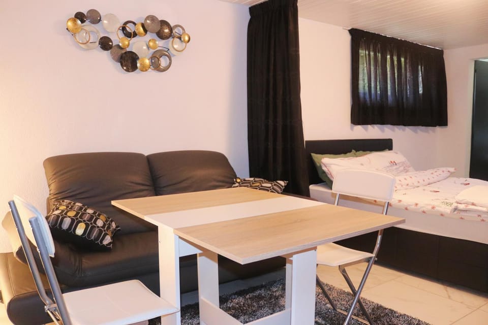 Bed, Living room, Photo of the whole room, Seating area, Dining area, Bedroom