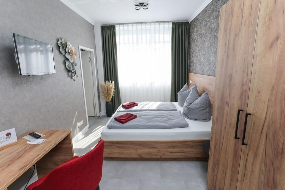 Bed, TV and multimedia, Photo of the whole room, Bedroom, wardrobe