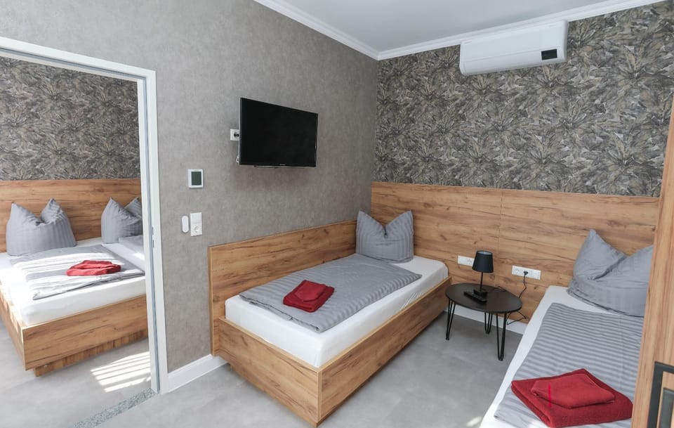 Bed, TV and multimedia, Photo of the whole room