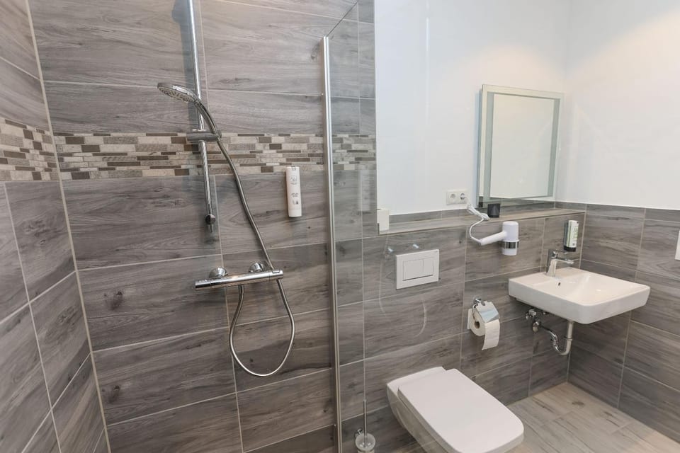 Shower, Toilet, Bathroom, towels