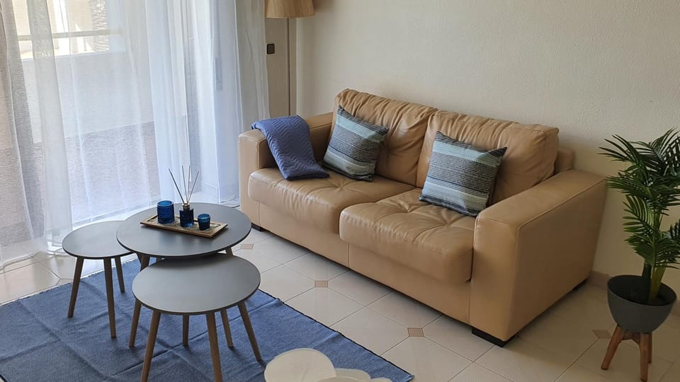 Bed, Living room, Garden view, Street view