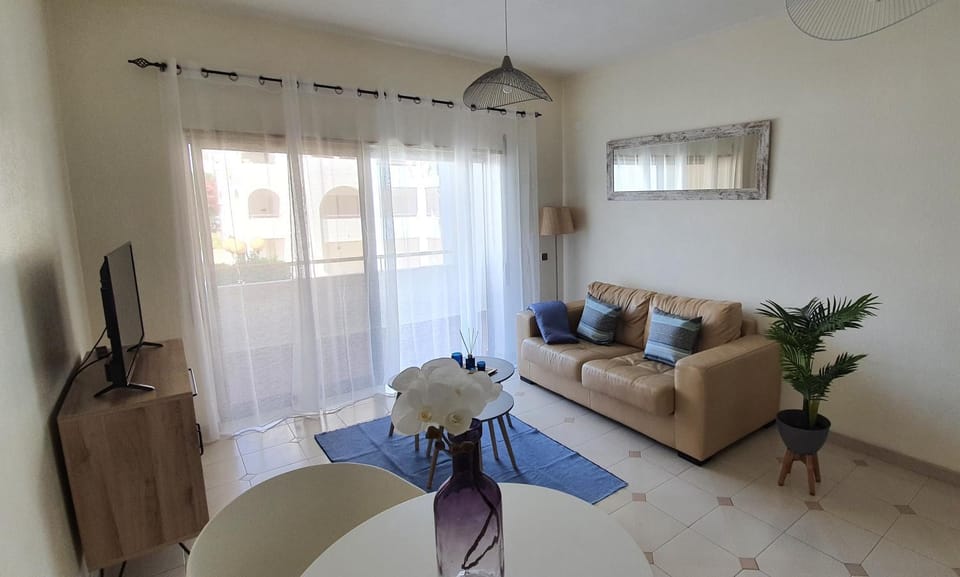 TV and multimedia, Living room, Seating area, Garden view, Street view