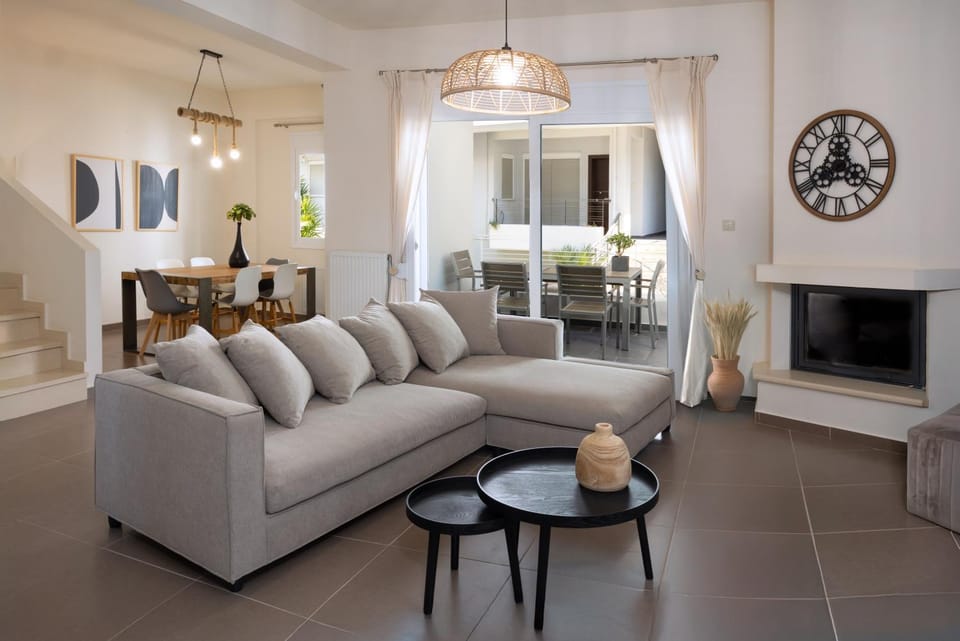 Living room, Photo of the whole room, Seating area, Dining area, fireplace