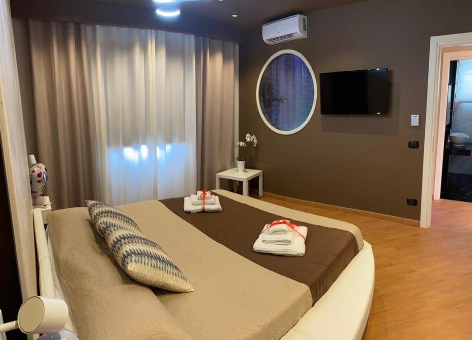 Bed, TV and multimedia, Photo of the whole room, Bedroom, towels, air conditioner
