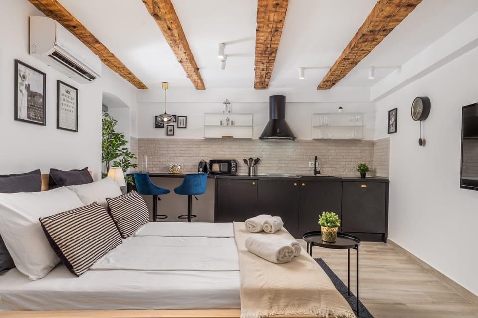 TV and multimedia, Kitchen or kitchenette, Living room, Bedroom