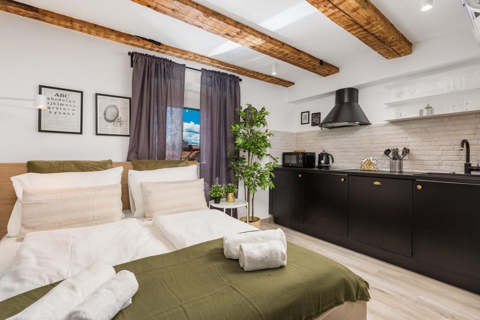 Bathroom, TV and multimedia, Living room, Seating area, Bedroom
