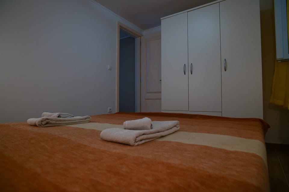 Bed, Bedroom, towels, wardrobe