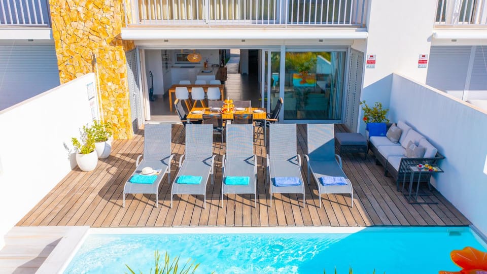 Property building, View (from property/room), Balcony/Terrace, Pool view, Swimming pool, sunbed