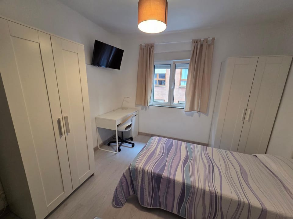 Bed, TV and multimedia, Bedroom, wardrobe