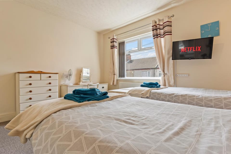 Bed, TV and multimedia, Bedroom, wardrobe