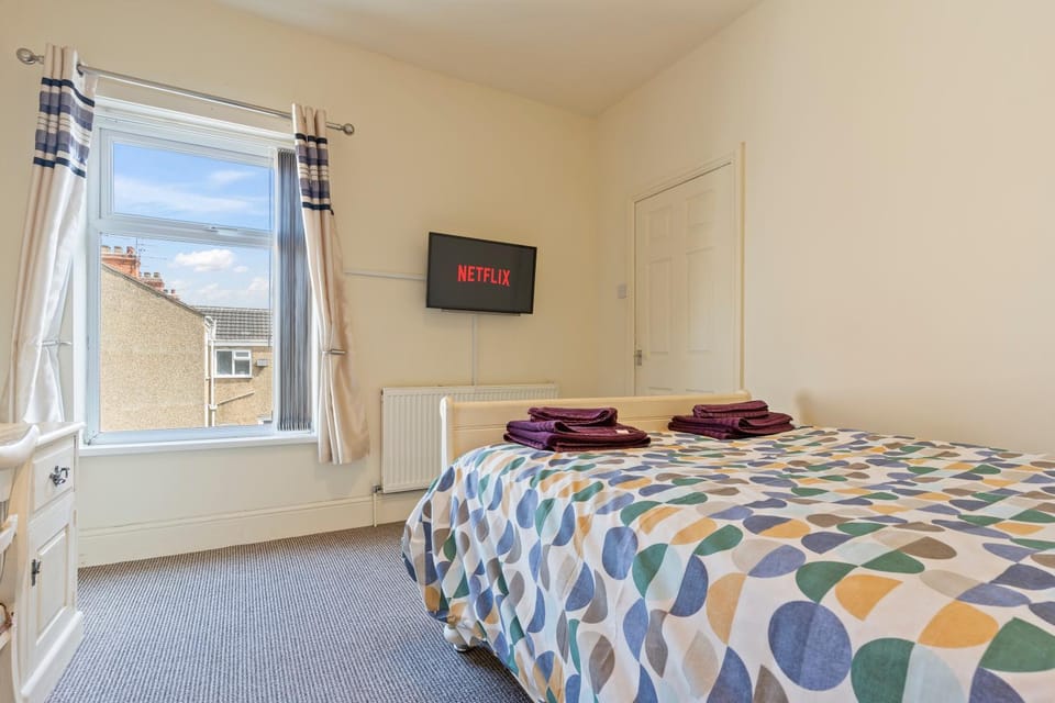Bed, TV and multimedia, Bedroom, wardrobe