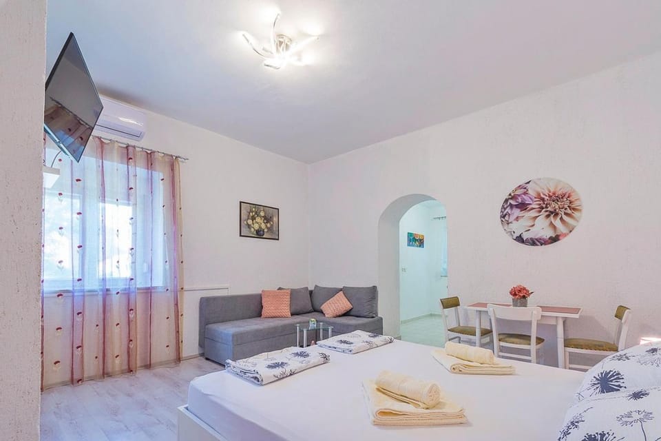 Floral studio Apartment in Pula