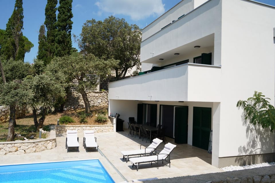 Property building, Patio, Garden, Pool view, Swimming pool, sunbed