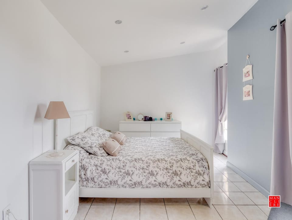 maison blanche piscine et petit déjeuner Bed and Breakfast in Centre-Val de Loire