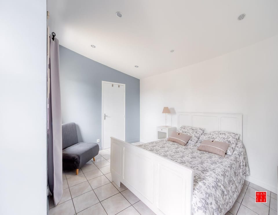 maison blanche piscine et petit déjeuner Bed and Breakfast in Centre-Val de Loire