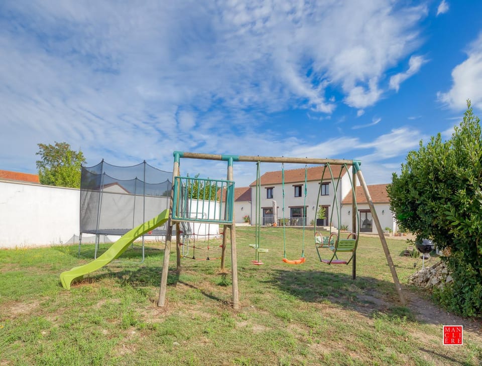 maison blanche piscine et petit déjeuner Bed and Breakfast in Centre-Val de Loire