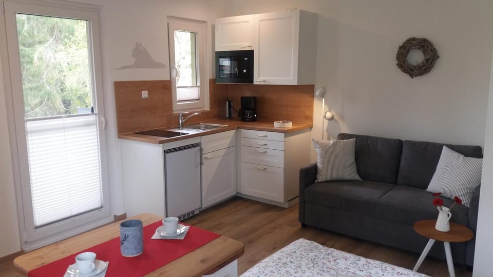 Coffee/tea facilities, Kitchen or kitchenette, Living room, Seating area, minibar, stove, toaster