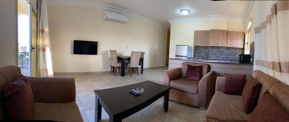 Communal lounge/ TV room, TV and multimedia, Kitchen or kitchenette, Living room, Dining area, minibar, air conditioner